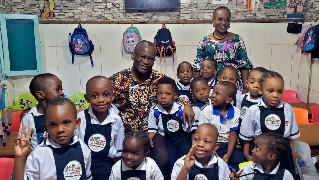 Élèves de maternelle avec le directeur